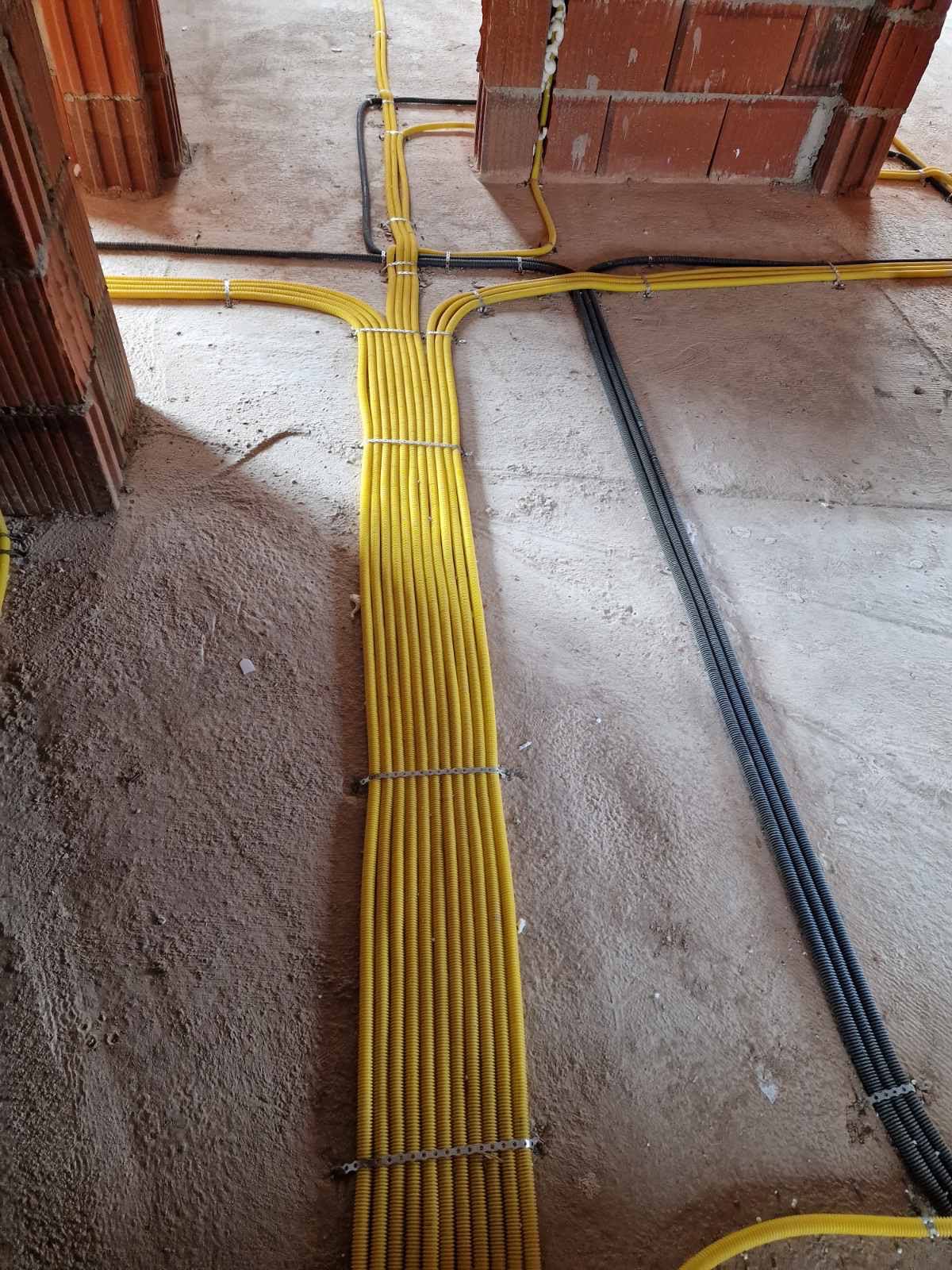Kryqëzim i organizuar i linjave elektrike dhe të dhënave në dysheme