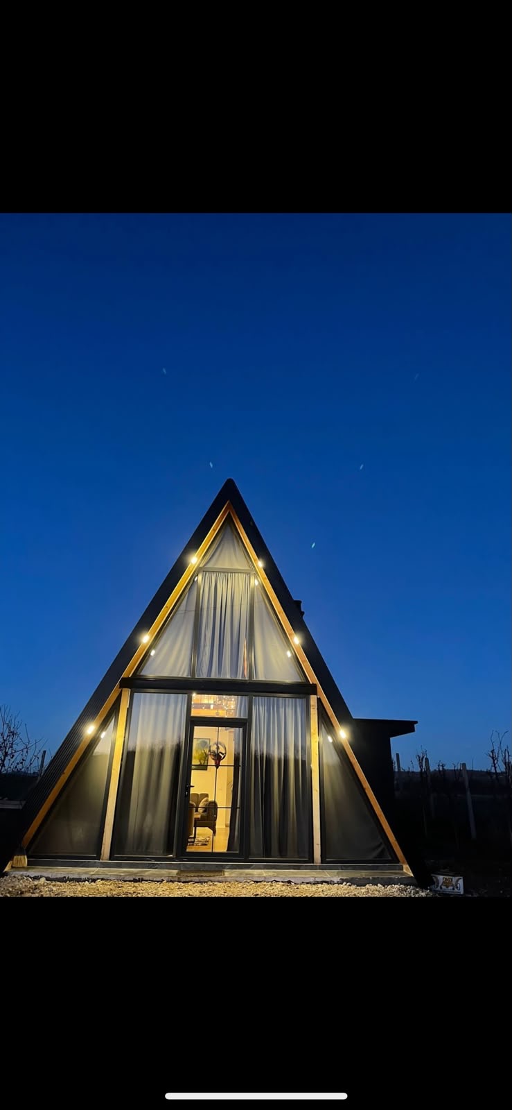 Kabinë A-frame me spote LED përgjatë kontureve