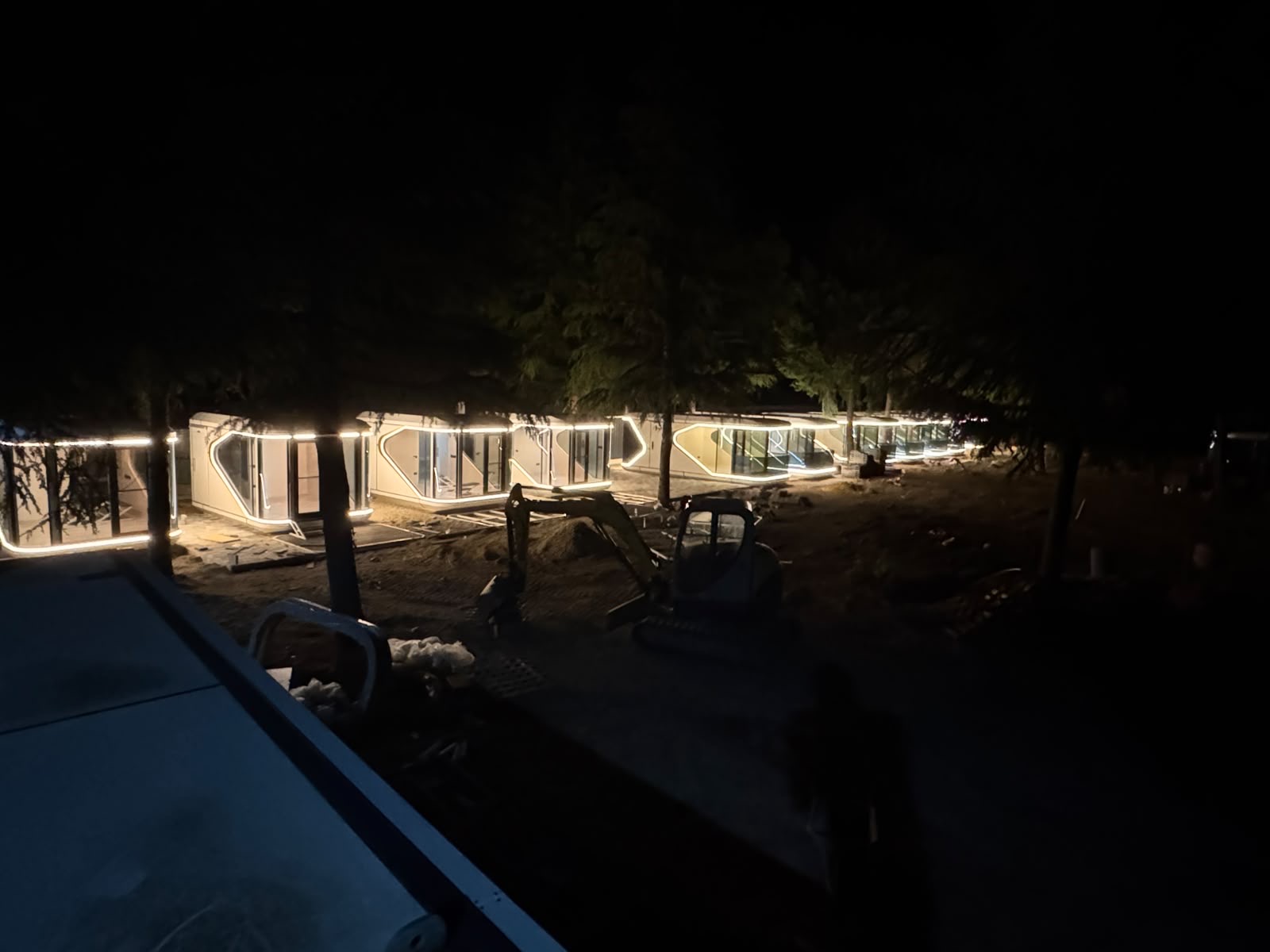 Njësi modulare të ndriçuara me LED gjatë natës në kantier