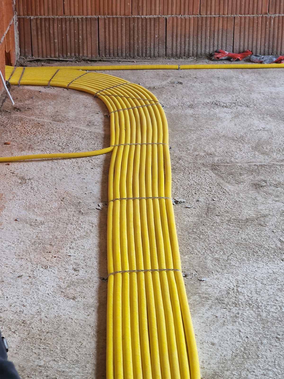 Kthesë e rregullt e tubave elektrikë gjatë instalimit