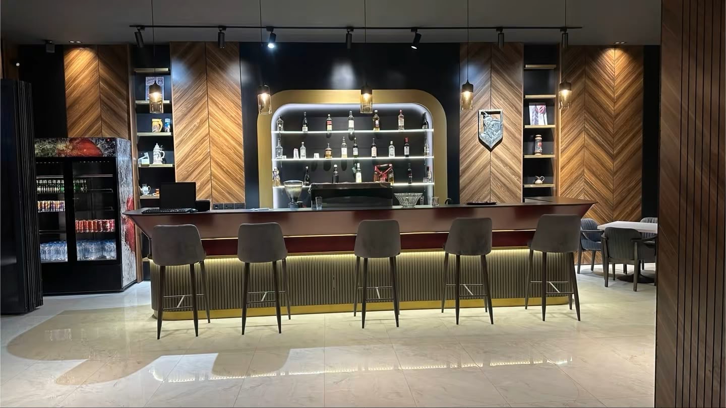 Bar me ndriçim dekorativ, spote në shina dhe LED nën banak