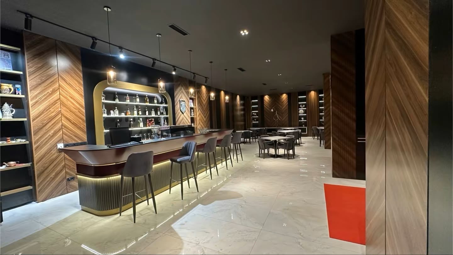 Ambient restoranti me ndriçim profesional dhe spote të drejtuara