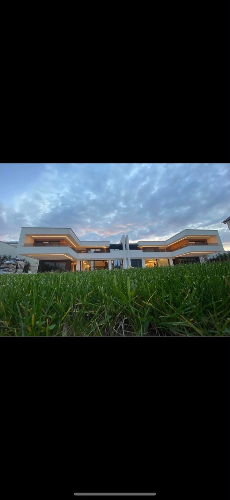 Rezidencë moderne me ndriçim linear LED në fasadë