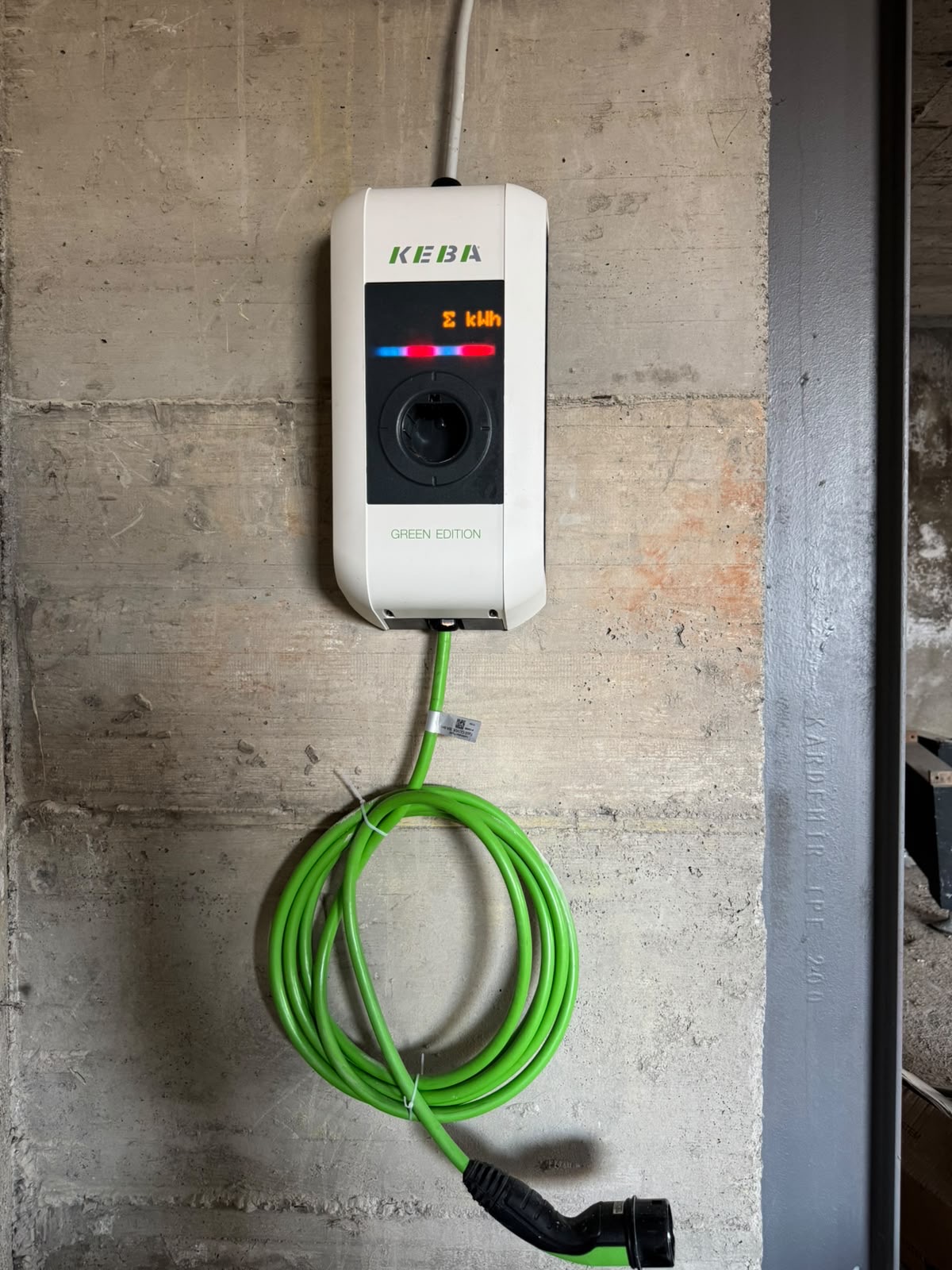 Stacion karikimi për vetura elektrike i instaluar në mur