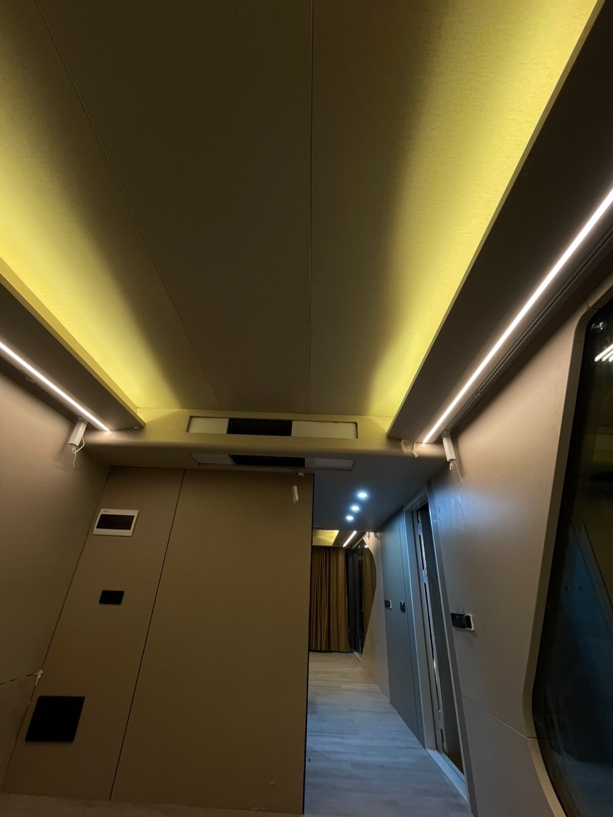 Ndriçim linear LED në tavan të një ambienti modern