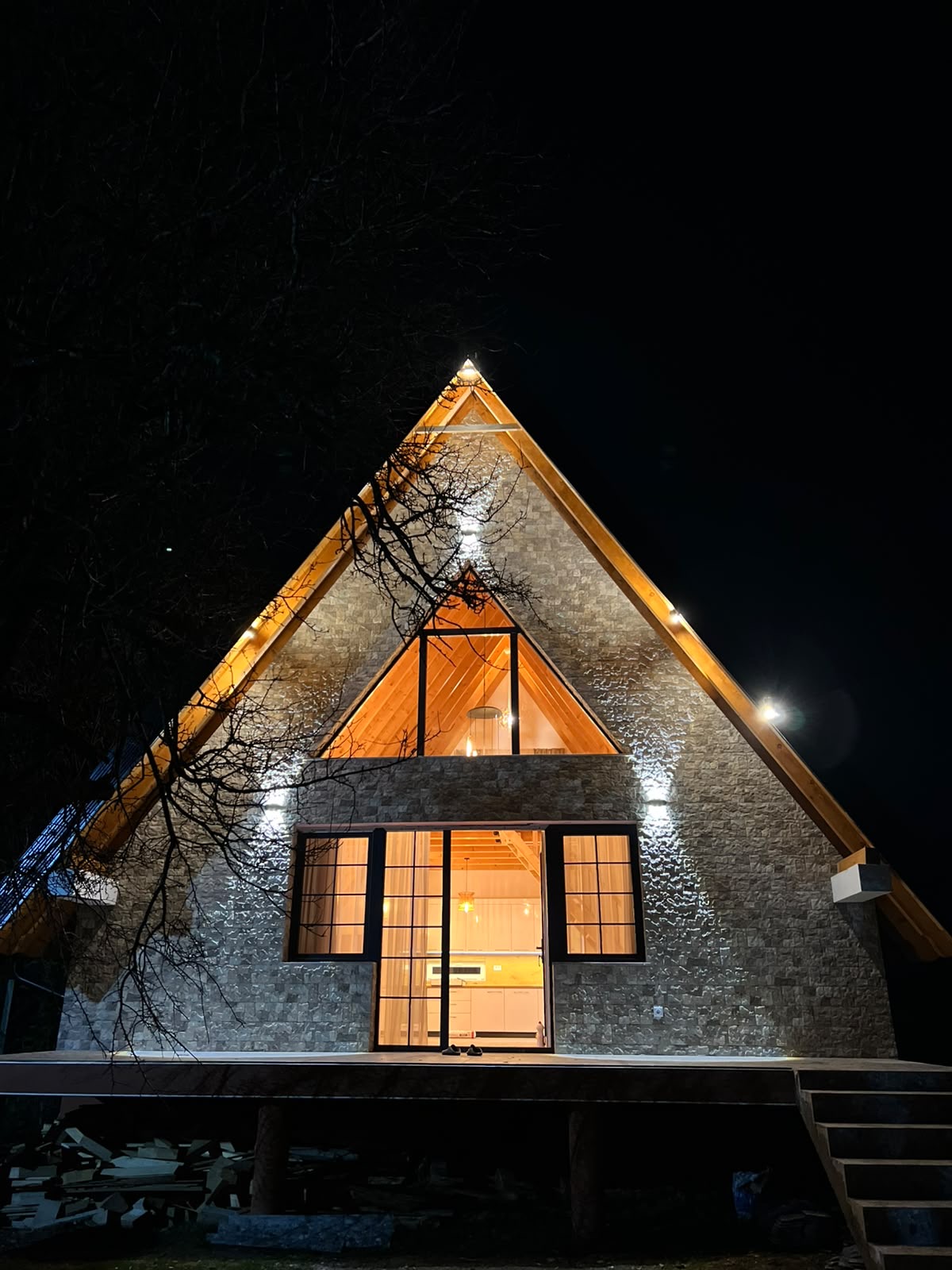 Shtëpi A-frame me ndriçim fasade dhe spote LED gjatë natës