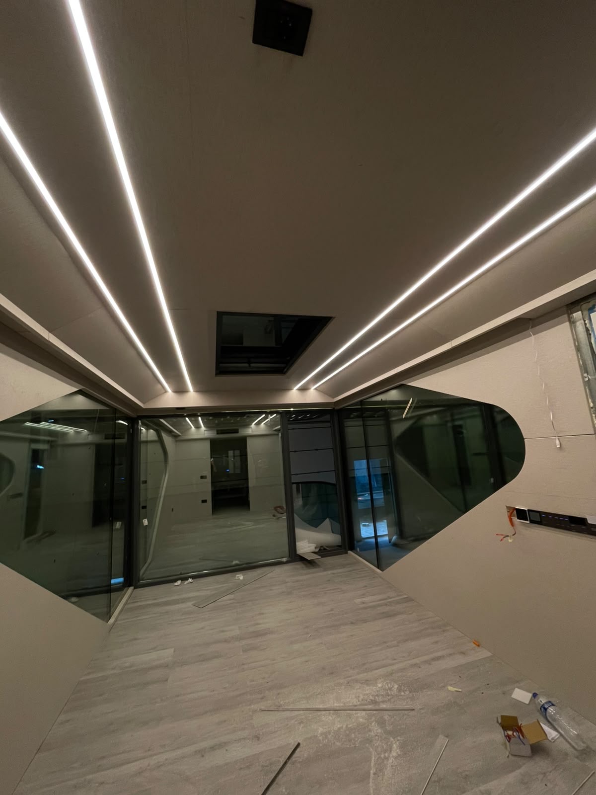 Ndriçim linear LED i integruar në tavan të një ambienti modern