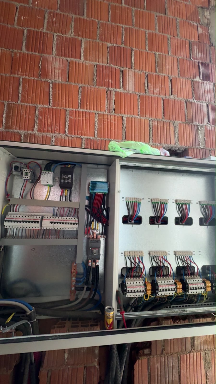 Panel elektrik i montuar me siguresa dhe kabllim të organizuar